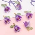 Lilafarbene Maiglöckchen-Anhänger aus Acryl mit grünem Blatt und Goldring für DIY-Schmuckbau - Große Edition / Phantomviolett