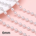 Bastelzubehör mit 6mm weißen Perlen und silbernen Metallgliedern auf rosa Grund - 6mm Perle / 50cm/Packung / Silber