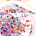 Detailansicht der 4mm bunten Acryl-Zylinderperlen für DIY-Schmuck und Bastelprojekte - 10g/Packung Ca. 300 Stk. / 4mm Loch Ca. 1.5mm Zufällige Mischfarben