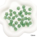 Ciondolo a fiore in vetro giada verde chiaro da 13mm con centro dorato per gioielli DIY - Fiore di Pero Verde