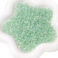 Perles de rocaille en verre vert clair avec revêtement AB effet aurore boréale - Vert clair