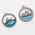 Legierungsanhänger mit blauem Glasstein und Walmotiv im Meereswellen-Design - Wal Blau (Weiß K)