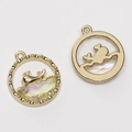 Goldfarbene Legierungsanhänger mit irisierendem Glas und maritimen Wal- und Delphinmotiven - Wal Lila (Gold)