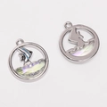 Silberne Legierungsanhänger mit Fisch- und Segelbootdesign und bunten Opal-Steinen - Kleiner Fisch Lila (Weiß K)