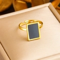 Dettaglio dell'anello regolabile in acciaio dorato con elegante pietra nera quadrata - Stile Rettangolare Nero (R461)