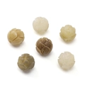 Gedetailleerde weergave van zes handgesneden lotusbloemkralen van natuurlijk hout - Gele Lotus (Bodhi Wortel) / 1 Stuk/Verpakking (12mm) / Beige