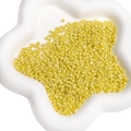 Perles de rocaille jaunes polies pour bijoux DIY dans un plateau en céramique blanc - Jaune