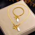 Bracelet doré avec pendentif nœud papillon, perles et cœur dans un plateau à bijoux - Ensemble de 2 (N3236 B1551)