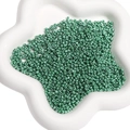 Perles de rocaille en verre vert foncé brillant pour bijoux DIY dans un plat en céramique - Vert foncé