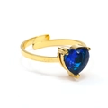 Makroaufnahme eines vergoldeten offenen Rings mit tiefblauem herzförmigem Zirkonia-Stein - Einstellbar Offen / Vergoldet Blauer Zirkonia