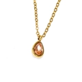 Détail du pendentif en zircon champagne en forme de goutte sur chaîne dorée - Pierre Champagne Or