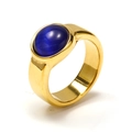 Makro-Detail des 18k vergoldeten Rings mit tiefblauem ovalem Türkis-Cabochon-Inlay - Gold Dunkelblauer Katzenauge Stein