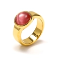 Nahaufnahme eines 18k vergoldeten Rings mit ovalem rotem Katzenaugenstein-Detail - Gold Rosa Katzenauge Stein