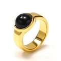 Nahaufnahme eines Vintage-Rings mit 18 Karat Vergoldung und großem schwarzem Edelstein - Gold Schwarzer Zirkonia