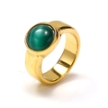 Detailansicht eines 18k vergoldeten breiten Rings mit ovalem grünem Katzenaugenstein - Gold Dunkelgrün Katzenauge