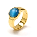 Detailaufnahme des vergoldeten Rings mit einem ovalen blauen Katzenaugen-Stein-Inlay - Gold See Blau Katzenauge