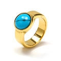 Detail des 18 Karat vergoldeten Rings mit rundem Türkisstein und polierter Oberfläche - Gold Türkis