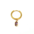 Vue détaillée de créoles plaquées or 18k avec un pendentif en zircon violet marquise - Or Zirconia Violet