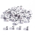 Cuentas cuadradas de acrílico blanco de 6mm con letra C negra para bisutería DIY - 100 Unidades/Paquete (6x6mm) / Letra C