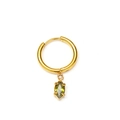 Macro détaillée de boucles d'oreilles créoles dorées avec zircons verts en marquise - Or Vert Olive Zircone