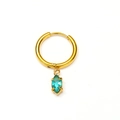 Détail d'une boucle d'oreille dorée avec un zircon bleu marquise serti à quatre griffes - Or Zircon Bleu Aqua