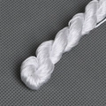 Vue macro d'un fil torsadé blanc brillant à plusieurs brins pour bijoux DIY - 24m/Rouleau / Blanc