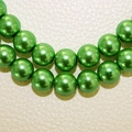 Glänzende hellgrüne Glasperlen auf beigem Lederhintergrund für DIY-Schmuck - 6mm (1,4mm Loch) / Grün