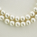 Elegante doppelreihige cremeweiße Glasperlenkette mit polierten runden Perlen - 6mm (1,4mm Loch) / Reinweiß