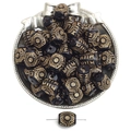 Dettaglio ravvicinato delle perle acriliche retrò nero e oro con motivi in rilievo - 14x16mm / Stile Cilindro Pieno / Confezione da 15 / Nero Dorato
