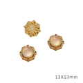 13x13mm vergoldete Kupferperle mit Perleneinlage und floralem Ausschnittdesign - Blumenraute Gold Creme Glas / 13x13mm