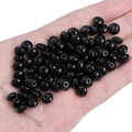Perle di vetro nere lucide per gioielli fai-da-te mostrate sulla mano per dimensioni - Perlina Disco Solida Trasparente / 8x4mm (20 Pezzi/Confezione) / Nero