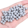 Perline rotonde di vetro grigio chiaro per gioielli fai-da-te mostrate in mano - Perle a tinta unita / 8mm (20 Pezzi/Confezione) / Grigio chiaro