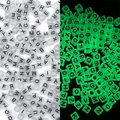 Perles carrées lumineuses en acrylique avec lettres pour bijoux DIY effet brillant - Perles Lettres Carrées 6mm Lumineux Blanc Transparent & Texte Noir