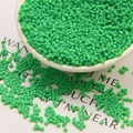 Lebendige minzgrüne Glasperlen für DIY-Schmuck, die aus einer weißen Schale fließen - 100g/Packung / Grasgrün