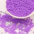 Lavendelfarbene Glas-Perlen in einer weißen Schale für DIY handgemachten Schmuck - 100g/Packung / Lila