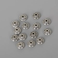 Perline distanziatrici tonde piatte in lega argento antico con rilievo per gioielli fai-da-te - 50 Pezzi (6mm x 4mm) / Argento