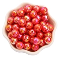 Leuchtend rote AB-beschichtete Rundperlen in einer weißen Blumenschale für DIY-Schmuck - Hellrot