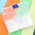 Caja de 10 compartimentos con cuentas de vidrio y perlas para creación de joyas DIY - Blanco