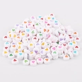 Perle tonde piatte in acrilico bianco con motivi a cuore colorati per bracciali - Bianco con cuore colorato