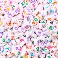 Perline alfabetiche rotonde in acrilico bianco con lettere A-Z colorate per gioielli fai da te - A forma di cuore bianco con lettere colorate