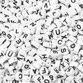 Vista macro di perline con lettere dell'alfabeto in acrilico e cuori per gioielli fai da te - A forma di cuore bianco con lettere nere