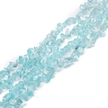 Makroaufnahme hellblauer unregelmäßiger Kristallperlen mit natürlichen Eisrissen - Etwa 200 / Seeblau