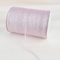 Primer plano de cinta metálica rosa claro brillante para envolver regalos y manualidades - Rosa