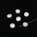 Makro-Detail von Gänseblümchen-Perlen für DIY-Schmuck mit weißen Blüten und gelber Mitte - 8mm Gänseblümchen