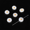 Makro-Detail von sechs Gänseblümchen-Anhängern aus Muscheln für DIY-Schmuckherstellung - 10mm Gänseblümchen