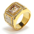 Macro detail van luxe heren hiphop ring met champagne edelsteen en pavé strasstenen - Goud Champagne Edelsteen
