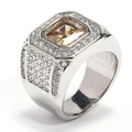 Primer plano de anillo de hip hop de lujo con piedra ámbar y pavé de cristales claros - US 7 / Acero Piedra Champán