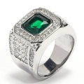 Macro-opname herenring met grote smaragdgeslepen groene steen en diamanten pavé - Zilver Groene Edelsteen