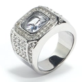 Detalle macro de anillo hip hop para hombre en plata con gema rectangular y micro-diamantes - US 7 / Color Acero Gema Blanca