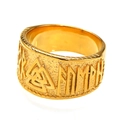 Dettaglio dell'anello Valknut vichingo dorato con rune e finitura martellata - US 7 / Oro